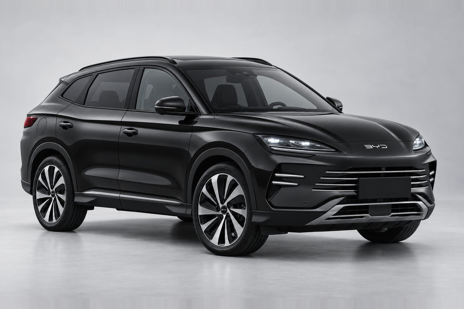 BYD Song Plus DMI — вид спереди сбоку