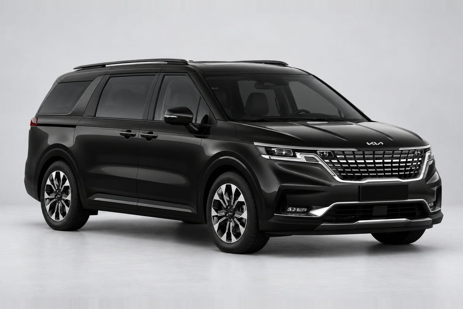 Kia Carnival — вид спереди сбоку